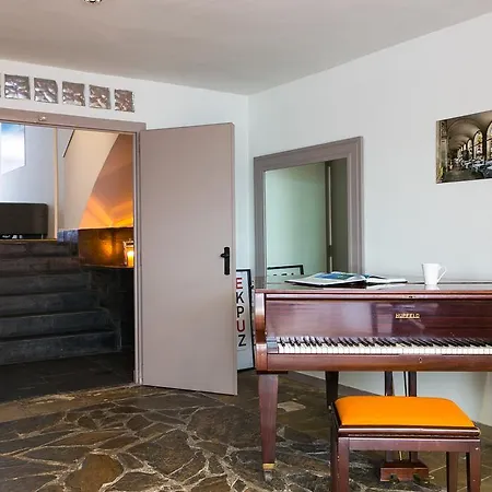 Apartment 4 *
